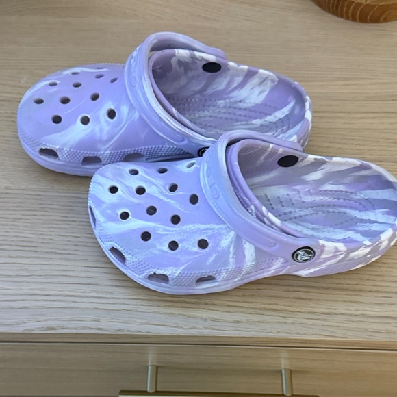 CROCS Kids Sandals - Lavender and White Marble Size 4/6 - Picture 2 of 3
